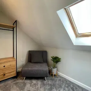 Large House Near Victoria Park For Groups, 10 Mins Bus To Centre Holiday home