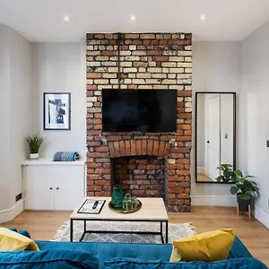 Stylish Modern Near The Centre With Nearby Off-road Parking Apartment
